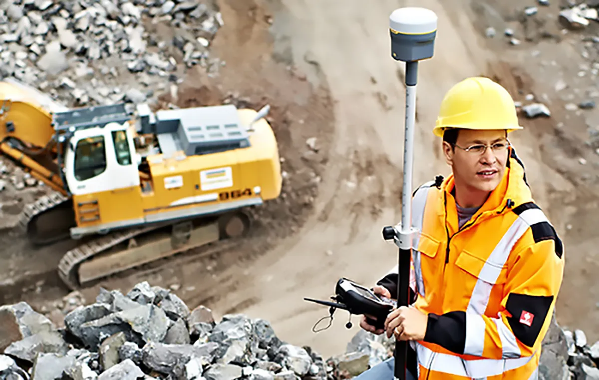 Géomètre avec GPS sur chantier.