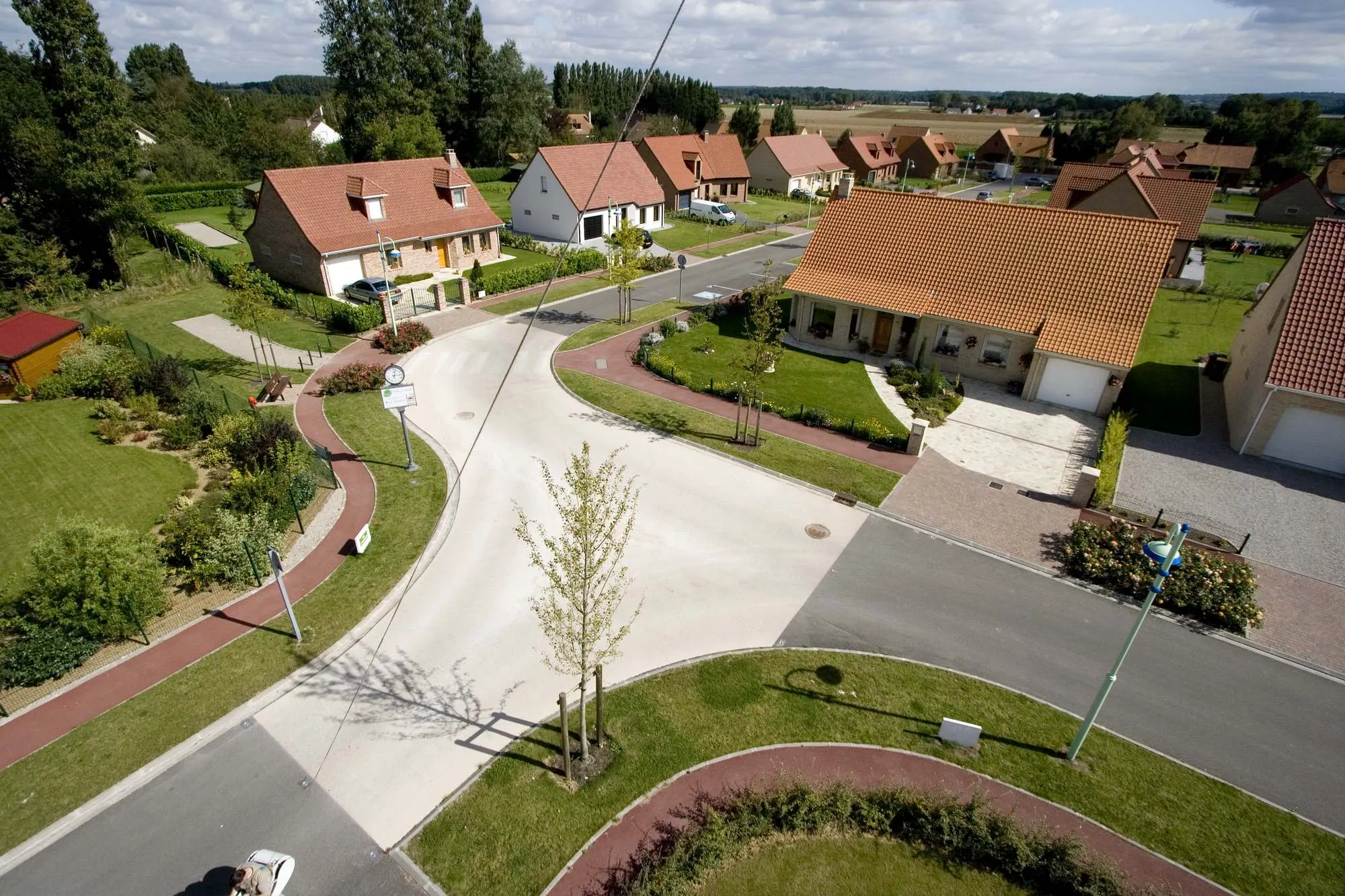 Lotissement paisible avec maisons et jardins verts.