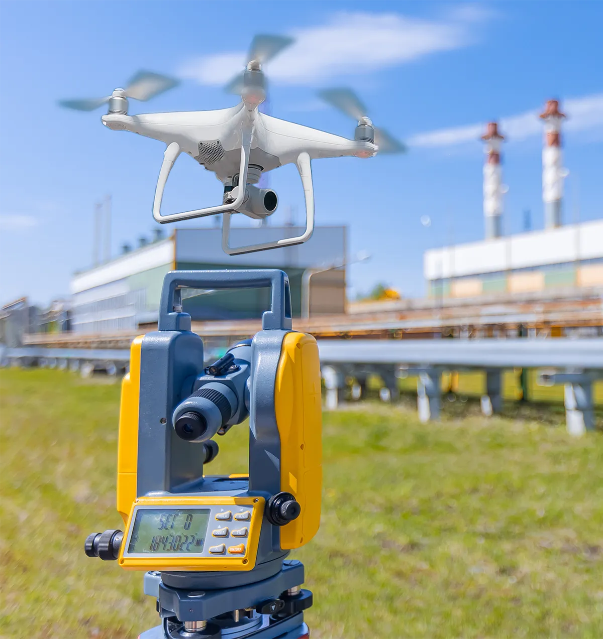 Drone survolant station totale topographique.