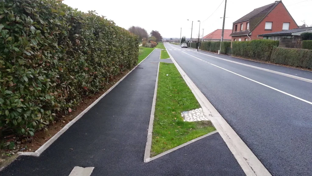 Piste cyclable et route Grosse réparation en milieu urbain