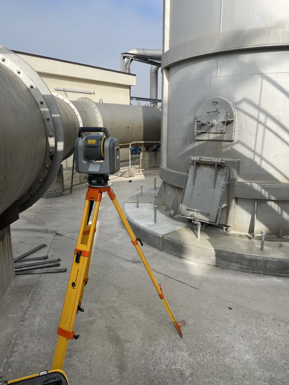 controle d'ancrage usine graphtec a Calais avec tacheometre precision Trimble sx12